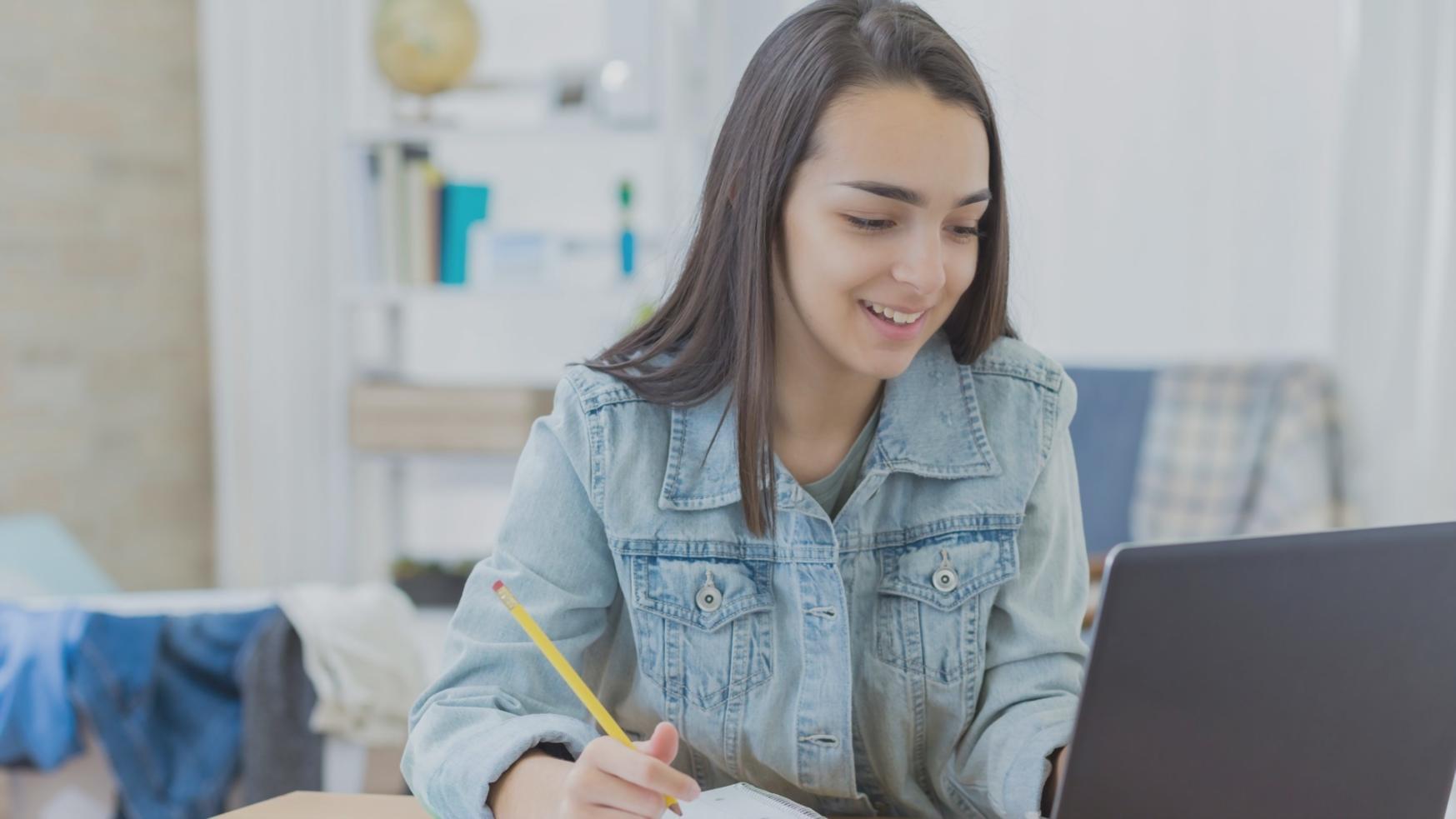 Menschen diskutieren Finanzthemen in einem modernen Seminarraum