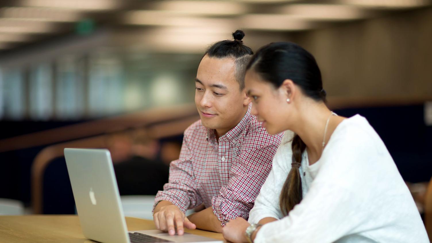 Interaktive Lernsession mit Teilnehmern beim Analysieren von Finanzdiagrammen
